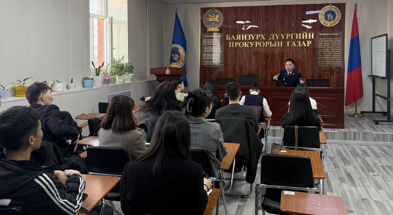 ХУУЛЬ ЗҮЙН СУРГУУЛИЙН ОЮУТНУУДАД СУРГАЛТ ХИЙЛЭЭ